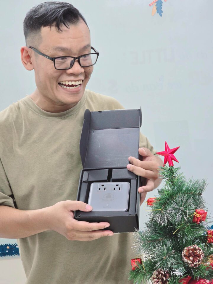 Mọi người vui vẻ khi nhận được những món quà giáng sinh ý nghĩa