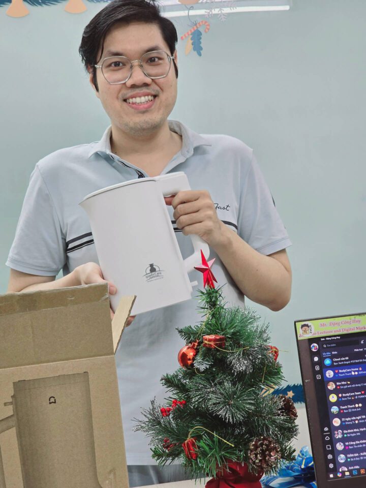 Mọi người vui vẻ khi nhận được những món quà giáng sinh ý nghĩa