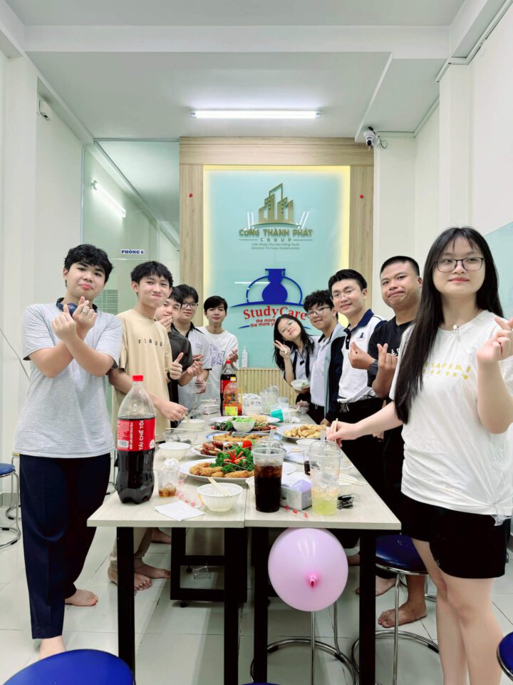 Các bạn học sinh vui vẻ cùng nhau tham dự bữa tiệc buffet Tân niên 2025 tại StudyCare – Bình Thạnh Campus