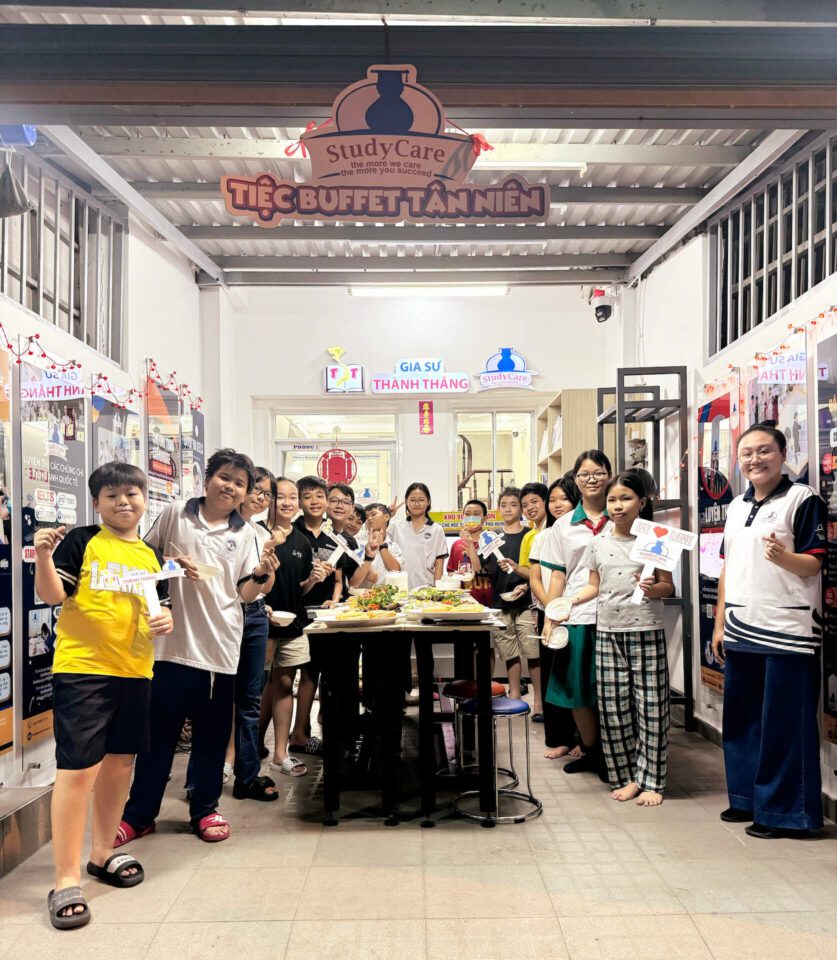 Các bạn học sinh vui vẻ cùng nhau tham dự bữa tiệc buffet Tân niên 2025 tại StudyCare – Bình Thạnh Campus