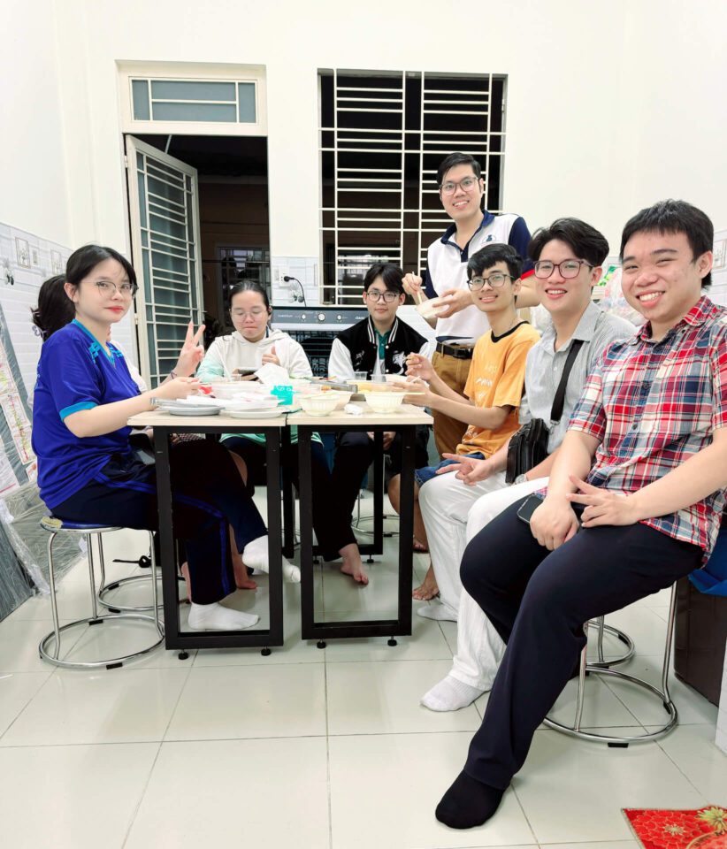 Các bạn học sinh vui vẻ cùng nhau tham dự bữa tiệc buffet Tân niên 2025 tại StudyCare – Bình Thạnh Campus