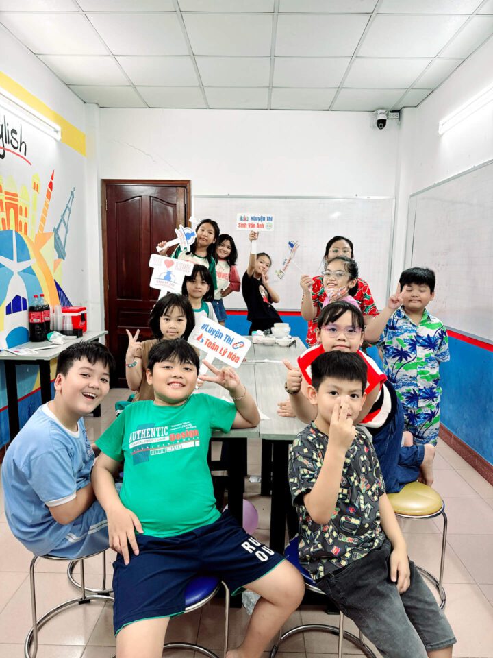 Các bạn nhỏ hào hứng với buổi tiệc buffet tại StudyCare – Bình Thạnh Campus