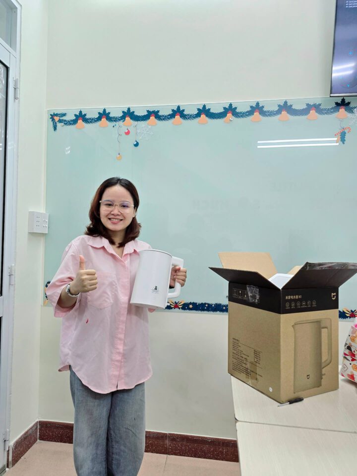 Mọi người vui vẻ khi nhận được những món quà giáng sinh ý nghĩa