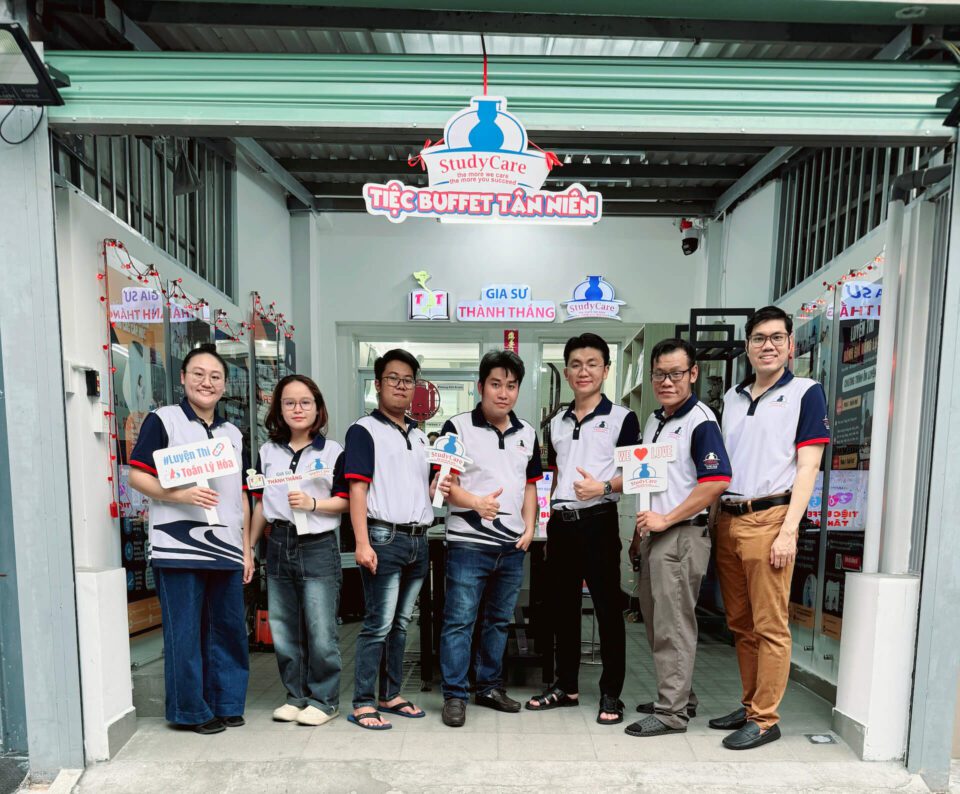 Đội ngũ StudyCare chụp hình lưu niệm tại bữa tiệc buffet Tân niên 2025