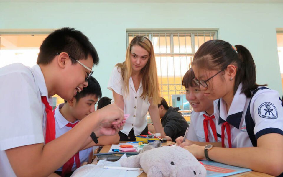 Học tiếng Anh tại trường trung học cơ sở