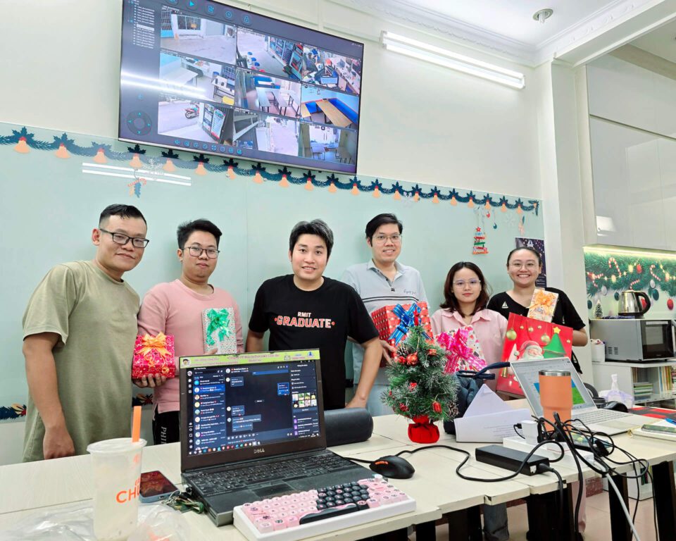 Tập thể nhận viên StudyCare Education chụp hình cùng món quà Giáng sinh do Ban Giám Đốc gửi tặng
