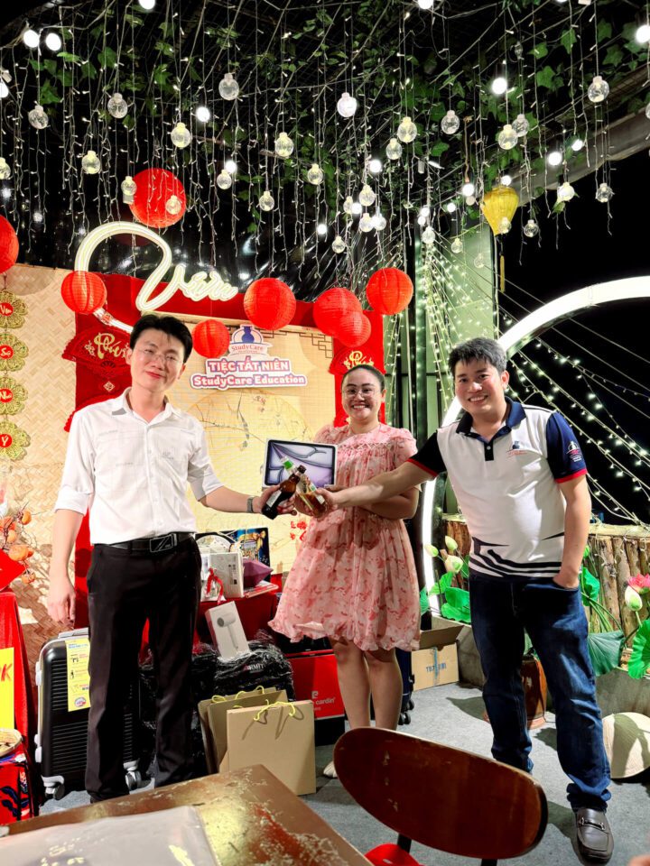 TS. Nguyễn Công Thành – Giám đốc StudyCare Education gửi quà đến nhân viên đạt giải Tiktok Master 2024