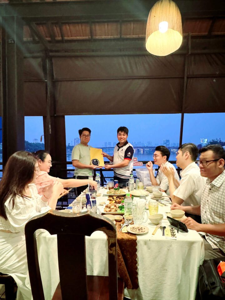 TS. Nguyễn Công Thành – Giám đốc StudyCare Education trao cúp lưu niệm đến từng nhân viên