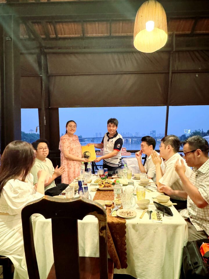 TS. Nguyễn Công Thành – Giám đốc StudyCare Education trao cúp lưu niệm đến từng nhân viên
